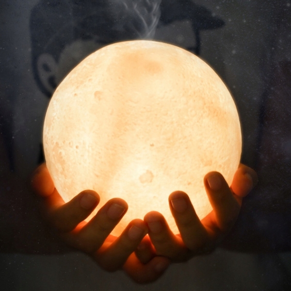 Арома дифузер с LED лампа – с формата на луна