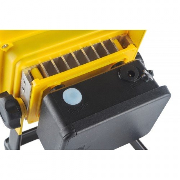 Преносим LED прожектор с акумулаторни батерии