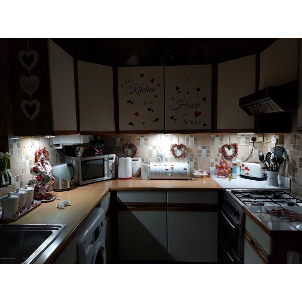 Практична LED лампа за осветление на шкаф, плот и други повърхности