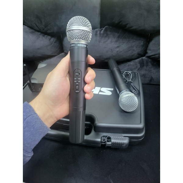 Два безжични микрофона с приемник в куфарче