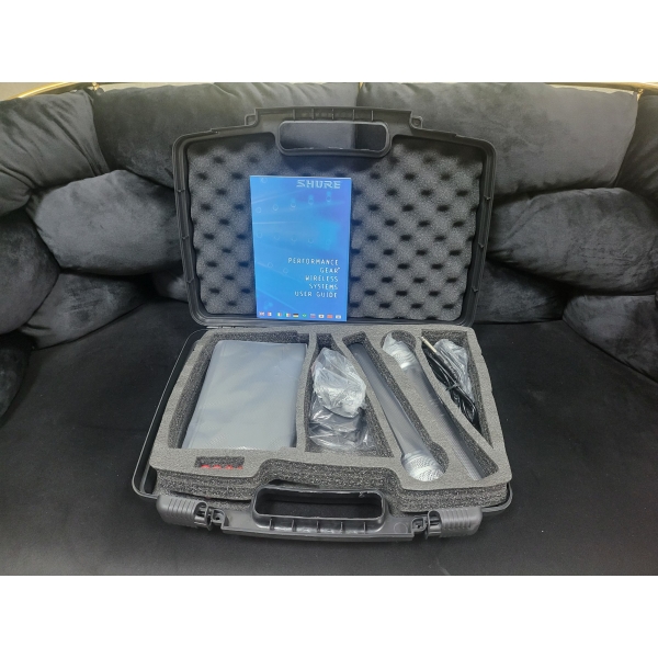 Два безжични микрофона с приемник в куфарче