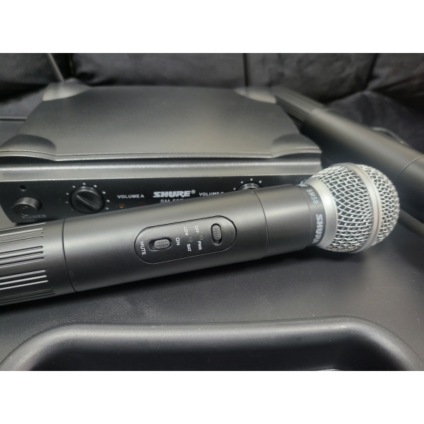 Два безжични микрофона с приемник в куфарче