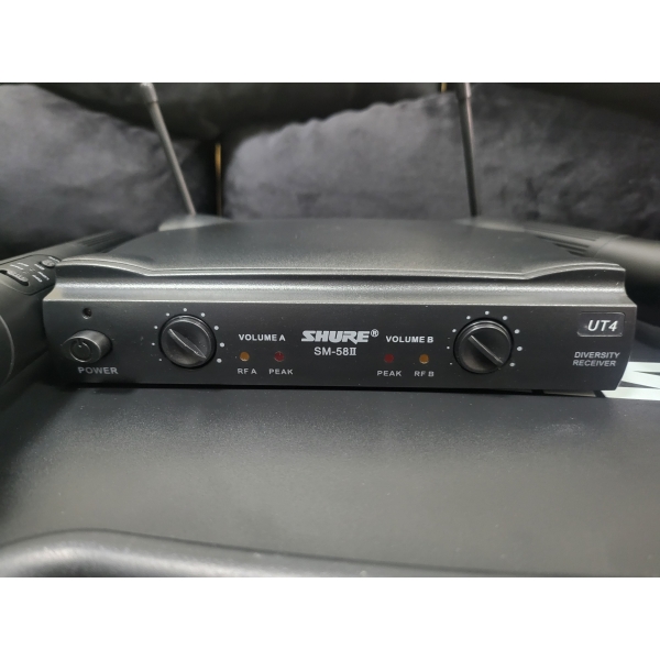 Два безжични микрофона с приемник в куфарче