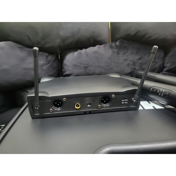 Два безжични микрофона с приемник в куфарче