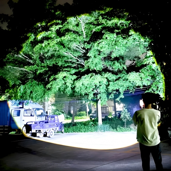 Мощен тактически LED фенер 